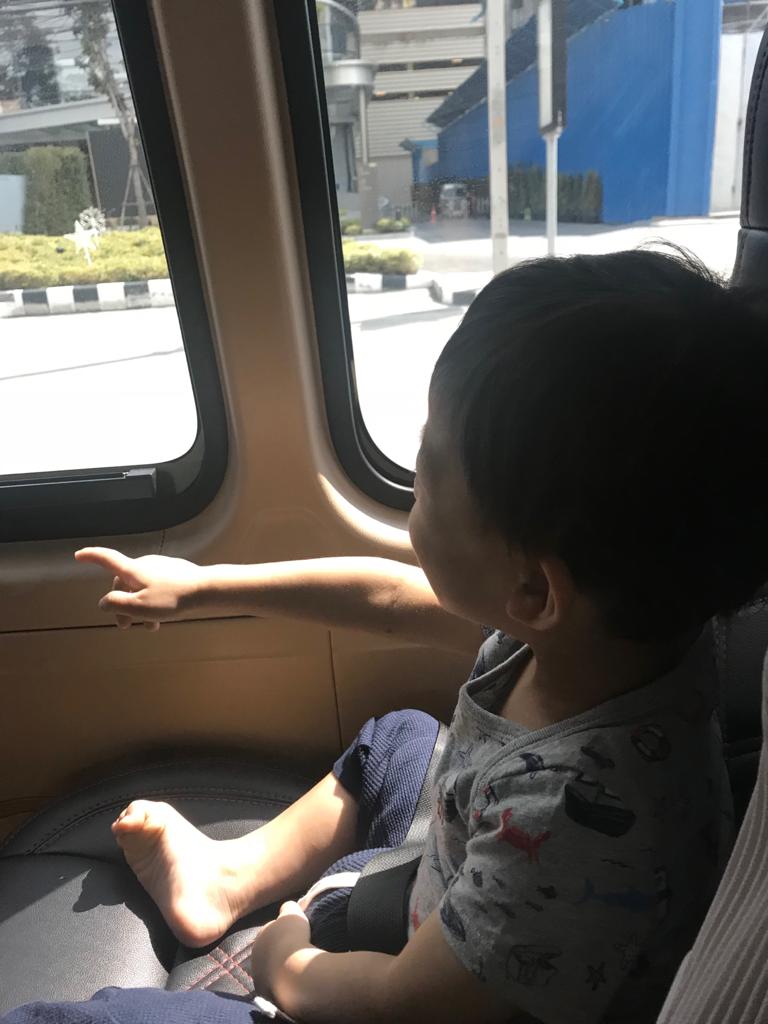 kid in car