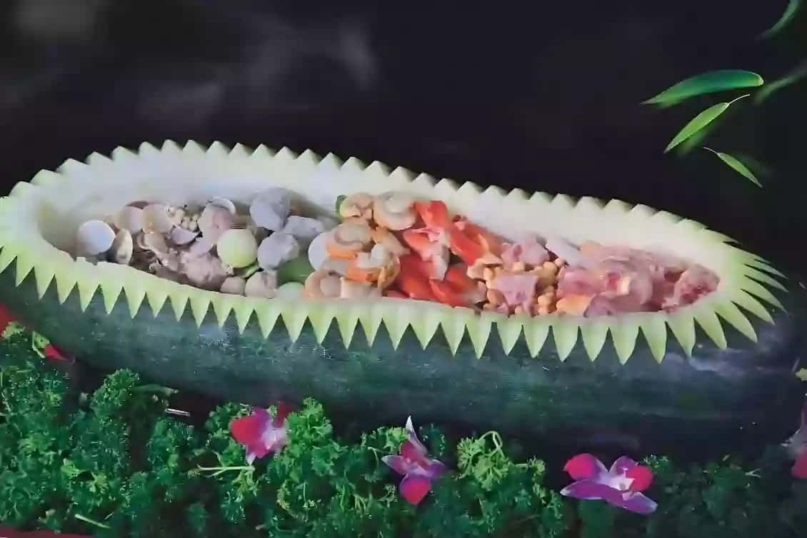【廣東省團】又食又拎 消暑必食【30斤至尊海皇冬瓜船宴】 每人1隻秘製鹵鴨帶回家純玩美食1天 深圳集散